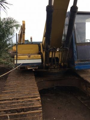 ขายรถแบคโฮ KOBELCO SK200-/// ระบบไฟเต็ม ไม่มีเอกสาร ราคา 600000 ขายรถแบคโฮ KOBELCO SK200-/// ระบบไฟเต็ม ไม่มีเอกสาร ราคา 600000
