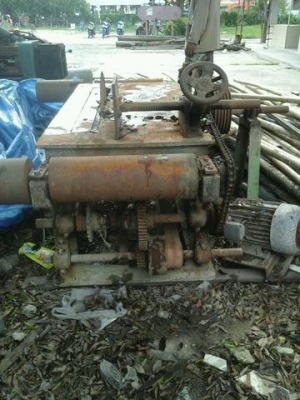 เครื่องรีดไม้ขนาดใหญ่ 2 ตัว และตัวเครื่องผ่า ไม้ขนาดใหญ่ อีกหนึ่งตัว เครื่องลับมีดติด 1 ตัวเหมาเหมากันไปเลยครับ