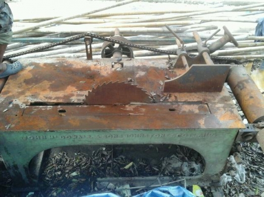 เครื่องรีดไม้ขนาดใหญ่ 2 ตัว และตัวเครื่องผ่า ไม้ขนาดใหญ่ อีกหนึ่งตัว เครื่องลับมีดติด 1 ตัวเหมาเหมากันไปเลยครับ