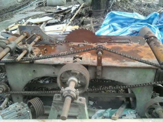 เครื่องรีดไม้ขนาดใหญ่ 2 ตัว และตัวเครื่องผ่า ไม้ขนาดใหญ่ อีกหนึ่งตัว เครื่องลับมีดติด 1 ตัวเหมาเหมากันไปเลยครับ