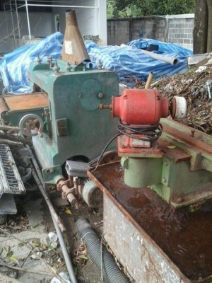 เครื่องรีดไม้ขนาดใหญ่ 2 ตัว และตัวเครื่องผ่า ไม้ขนาดใหญ่ อีกหนึ่งตัว เครื่องลับมีดติด 1 ตัวเหมาเหมากันไปเลยครับ