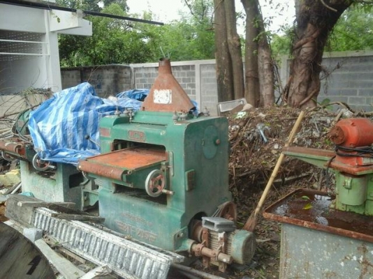 เครื่องรีดไม้ขนาดใหญ่ 2 ตัว และตัวเครื่องผ่า ไม้ขนาดใหญ่ อีกหนึ่งตัว เครื่องลับมีดติด 1 ตัวเหมาเหมากันไปเลยครับ