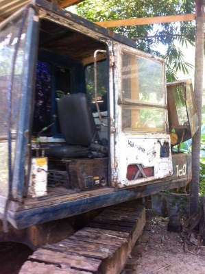 เจ้าของขายเองเข้าดูรถได้ตลอดเวลาKomatsu 100 รุ่น3 เครื่องดี แอร์เย็น ทำงานทำงานเร็วตักดินใส่รถหกล้อวันล่ะไม่ต่ำกว่า150เที่ยว/วัน ราคาต่อรองได้