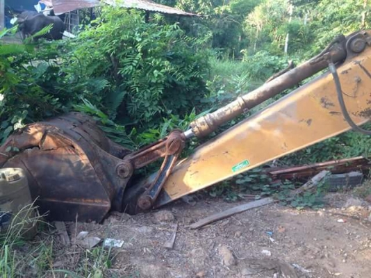 เจ้าของขายเองเข้าดูรถได้ตลอดเวลาKomatsu 100 รุ่น3 เครื่องดี แอร์เย็น ทำงานทำงานเร็วตักดินใส่รถหกล้อวันล่ะไม่ต่ำกว่า150เที่ยว/วัน ราคาต่อรองได้