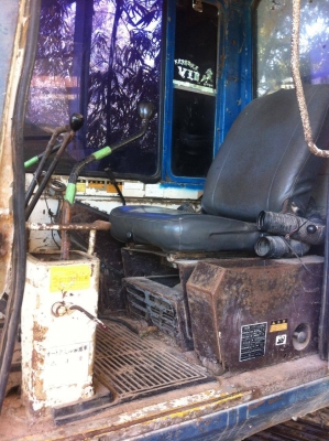 เจ้าของขายเองเข้าดูรถได้ตลอดเวลาKomatsu 100 รุ่น3 เครื่องดี แอร์เย็น ทำงานทำงานเร็วตักดินใส่รถหกล้อวันล่ะไม่ต่ำกว่า150เที่ยว/วัน ราคาต่อรองได้