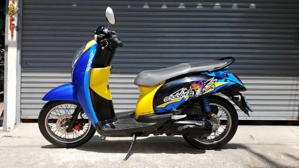 HONDA SCOOPY-i รุ่นลายกราฟฟิค ราคามิตรภาพ ฟรีค่าโอน