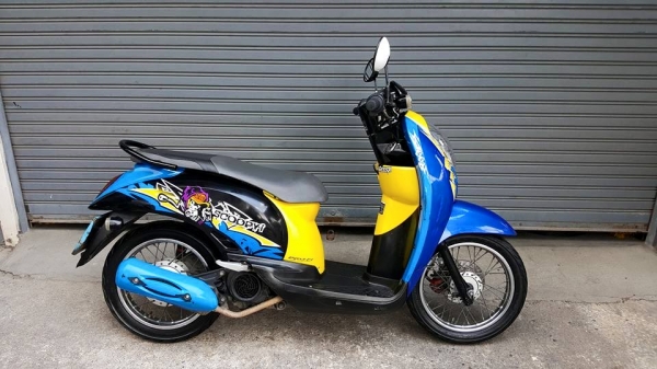 HONDA SCOOPY-i รุ่นลายกราฟฟิค ราคามิตรภาพ ฟรีค่าโอน
