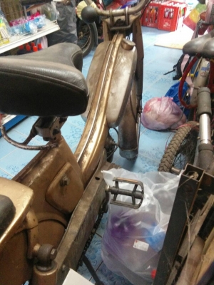 รถโบราณฝรั่งเศสใช้น้ำมันและปั่นได้