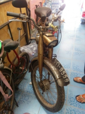 รถโบราณฝรั่งเศสใช้น้ำมันและปั่นได้