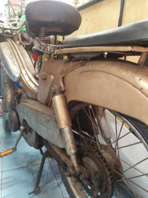 รถโบราณฝรั่งเศสใช้น้ำมันและปั่นได้