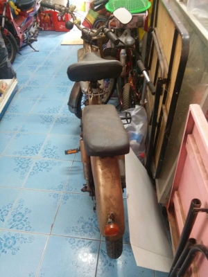 รถโบราณฝรั่งเศสใช้น้ำมันและปั่นได้