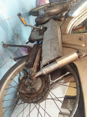 รถโบราณฝรั่งเศสใช้น้ำมันและปั่นได้