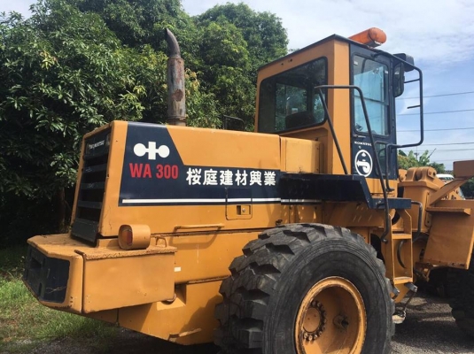ขายรถตัก Komatsu WA 300-1 รถนอกนำเข้า  สภาพสวย พร้อมใช้ ราคาถูกมากๆ  081-9485494
