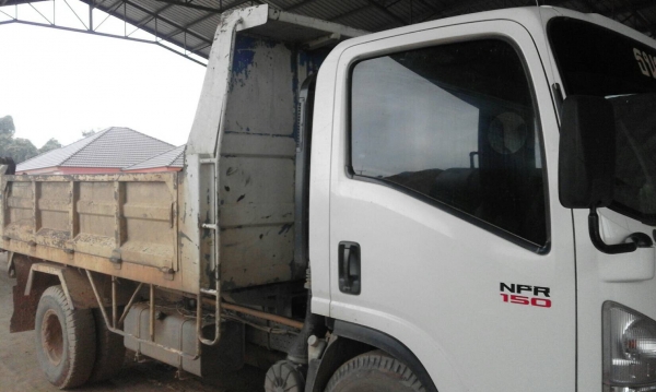 ขายด่วน!!รถ 6 ล้อ  Isuzu 150 แรงม้า สีขาวปี 2556 ราคา 750,000 บาท ติดต่อ เคน 086-1173074