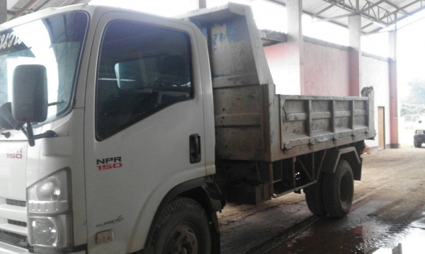 ขายด่วน!!รถ 6 ล้อ  Isuzu 150 แรงม้า สีขาวปี 2556 ราคา 750,000 บาท ติดต่อ เคน 086-1173074