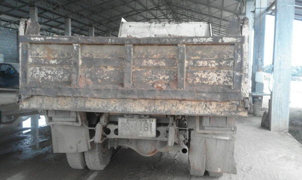 ขายด่วน!!รถ 6 ล้อ  Isuzu 150 แรงม้า สีขาวปี 2556 ราคา 750,000 บาท ติดต่อ เคน 086-1173074