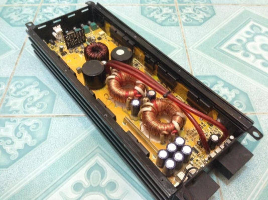 แอมป์คลาสดี impor1800D(ซามากัส) แรงๆวัตเต็ม มือสองสภาพดี ไม่มีฝาหลัง มีเปลี่ยนวอลุ่มมาตัวนึง ใช้งานปกติ ขับซับ10&quot;-12&quot;หล่อ(ว้อยไม่เกิน3&quot;ได้สบาย)ขาย 2250 บาท สนใจ0892425454 อยู่สระบุรีส่งได้