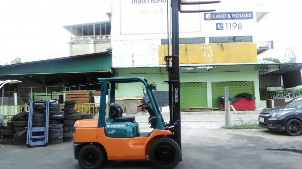 Toyota7fd30ขนาด3ตัน เสาสูง4เมตร เกียร์ออร์โต้ เครื่องยนต์ดีเซล2Z ยางตันใหม่4เส้น