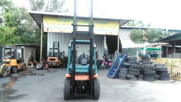 Toyota7fd30ขนาด3ตัน เสาสูง4เมตร เกียร์ออร์โต้ เครื่องยนต์ดีเซล2Z ยางตันใหม่4เส้น