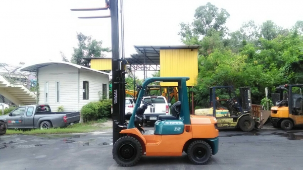 Toyota7fd30ขนาด3ตัน เสาสูง4เมตร เกียร์ออร์โต้ เครื่องยนต์ดีเซล2Z ยางตันใหม่4เส้น