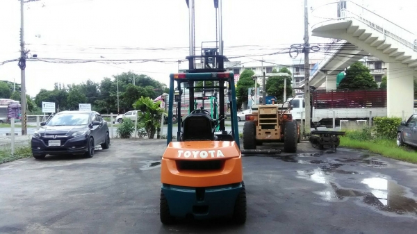 Toyota7fd30ขนาด3ตัน เสาสูง4เมตร เกียร์ออร์โต้ เครื่องยนต์ดีเซล2Z ยางตันใหม่4เส้น