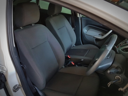 Ford fista สีขาวสวย ราคา 238,000 ++++++++ ลูกค้าดีฟรีดาวน์