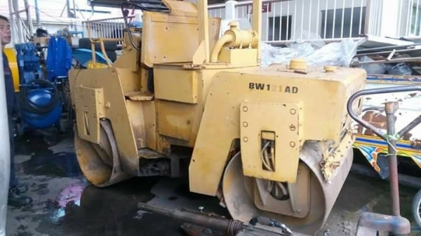 ขายรถบด โบแม็กสั่นสะเทือน ล้อเหล็กหน้า หลัง อุปกรณ์ฉีดนํ้าครบ เครื่องแห้ง มีเช็คระบบไฟ ขายไม่แพงครับ