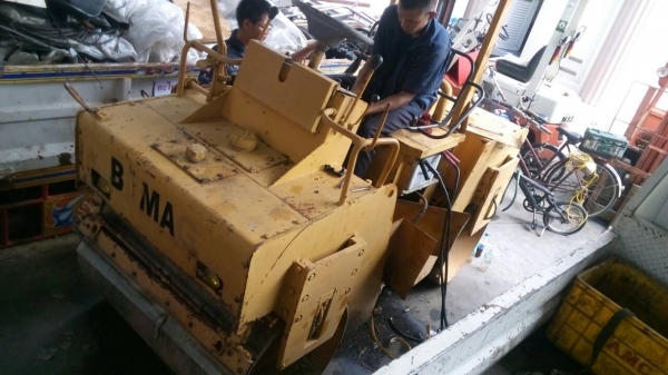 ขายรถบด โบแม็กสั่นสะเทือน ล้อเหล็กหน้า หลัง อุปกรณ์ฉีดนํ้าครบ เครื่องแห้ง มีเช็คระบบไฟ ขายไม่แพงครับ