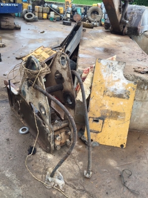 รถขุด KOMATSU PC220-5 แถมฟรี หัว Breaker