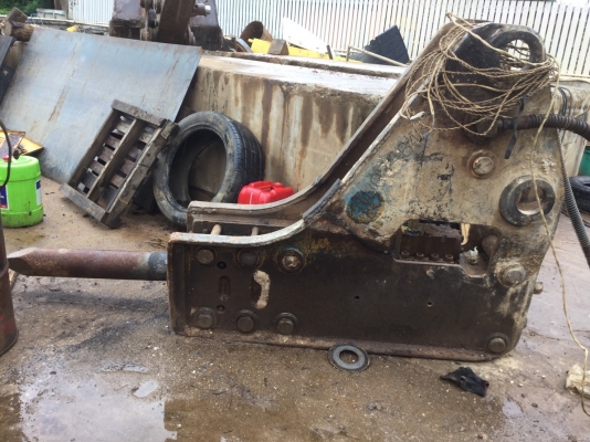 รถขุด KOMATSU PC220-5 แถมฟรี หัว Breaker