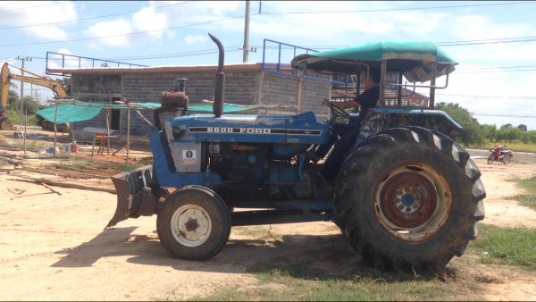 ขายรถไถFORD -5500 (ราคา 185,000บาท) รถสภาพ พร้อมใช้งาน อุปกรณ์ครบพร้อม มีใบมีดดันหน้า ผาน7สภาพดีเครื่องแรงดี ระบบไฮดรอลิกส์ดี คูณ ชัยยา โทร 081-9972972 089-8451778