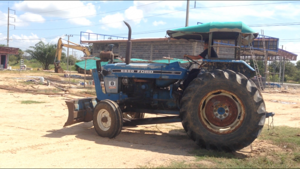 ขายรถไถFORD -5500 (ราคา 185,000บาท) รถสภาพ พร้อมใช้งาน อุปกรณ์ครบพร้อม มีใบมีดดันหน้า ผาน7สภาพดีเครื่องแรงดี ระบบไฮดรอลิกส์ดี คูณ ชัยยา โทร 081-9972972 089-8451778