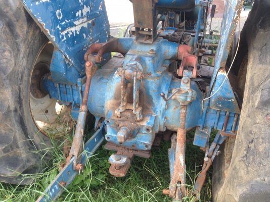 ขายรถไถFORD -5500 (ราคา 185,000บาท) รถสภาพ พร้อมใช้งาน อุปกรณ์ครบพร้อม มีใบมีดดันหน้า ผาน7สภาพดีเครื่องแรงดี ระบบไฮดรอลิกส์ดี คูณ ชัยยา โทร 081-9972972 089-8451778