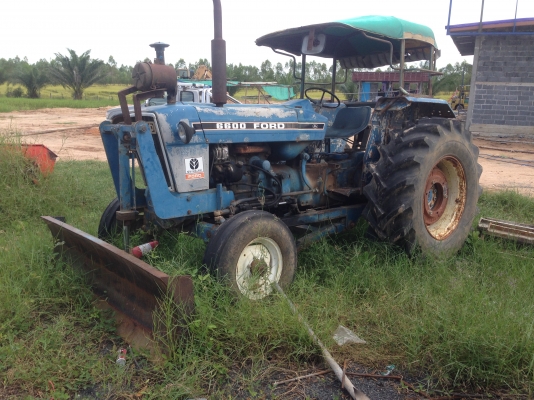 ขายรถไถFORD -5500 (ราคา 185,000บาท) รถสภาพ พร้อมใช้งาน อุปกรณ์ครบพร้อม มีใบมีดดันหน้า ผาน7สภาพดีเครื่องแรงดี ระบบไฮดรอลิกส์ดี คูณ ชัยยา โทร 081-9972972 089-8451778