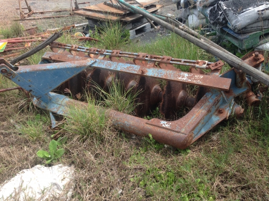 ขายรถไถFORD -5500 (ราคา 185,000บาท) รถสภาพ พร้อมใช้งาน อุปกรณ์ครบพร้อม มีใบมีดดันหน้า ผาน7สภาพดีเครื่องแรงดี ระบบไฮดรอลิกส์ดี คูณ ชัยยา โทร 081-9972972 089-8451778