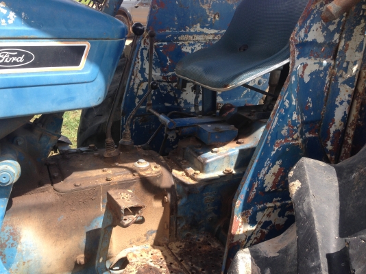 ขายรถไถFORD -5500 (ราคา 185,000บาท) รถสภาพ พร้อมใช้งาน อุปกรณ์ครบพร้อม มีใบมีดดันหน้า ผาน7สภาพดีเครื่องแรงดี ระบบไฮดรอลิกส์ดี คูณ ชัยยา โทร 081-9972972 089-8451778