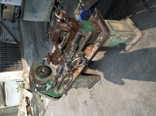 ขายเครื่องกลึง5ฟุตไฟบ้านเกียร์บ็อกราคาถูกๆครับเพลาเดียว