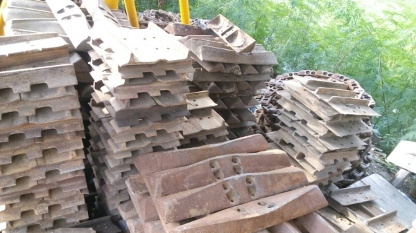 ขายแผ่นแทรก รถแทรกเตอร์ ตีนเป็ด ตีนไก่ สภาพสวย มีหลายรุ่น D-3 D-4 D-5 ขายไม่แพงครับ