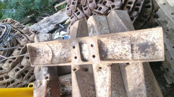 ขายแผ่นแทรก รถแทรกเตอร์ ตีนเป็ด ตีนไก่ สภาพสวย มีหลายรุ่น D-3 D-4 D-5 ขายไม่แพงครับ