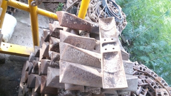 ขายแผ่นแทรก รถแทรกเตอร์ ตีนเป็ด ตีนไก่ สภาพสวย มีหลายรุ่น D-3 D-4 D-5 ขายไม่แพงครับ