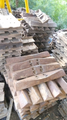 ขายแผ่นแทรก รถแทรกเตอร์ ตีนเป็ด ตีนไก่ สภาพสวย มีหลายรุ่น D-3 D-4 D-5 ขายไม่แพงครับ