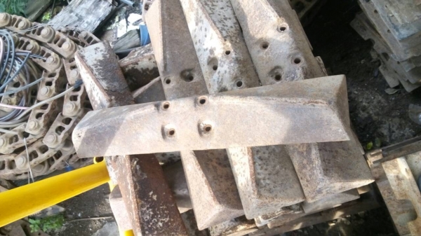 ขายแผ่นแทรก รถแทรกเตอร์ ตีนเป็ด ตีนไก่ สภาพสวย มีหลายรุ่น D-3 D-4 D-5 ขายไม่แพงครับ