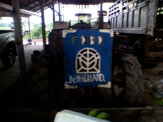 ขายรถไถ ยี่ห้อNEWHOLLAN 2เพลา อุปกรณ์ใบดันผานหลัง