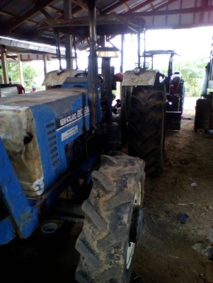 ขายรถไถ ยี่ห้อNEWHOLLAN 2เพลา อุปกรณ์ใบดันผานหลัง