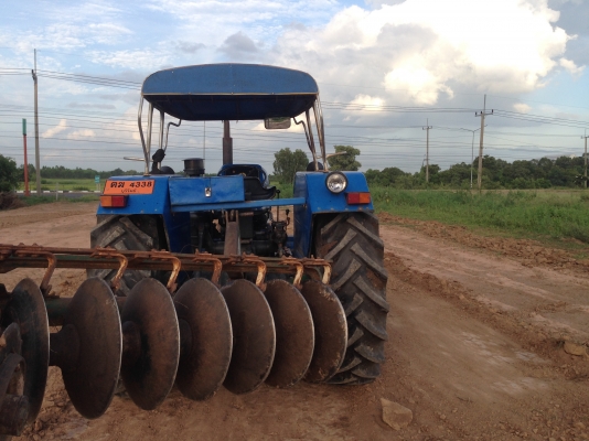 ขายรถไถ 2 เพลา Ford new holland 6610 มีภาพวีดีโอ ราคา685,000 บาท สภาพสวยพร้อมใช้ ผานดันหน้า และผาน 7 ราคา655,000 บาท โทร 081-9972972 089-8451778