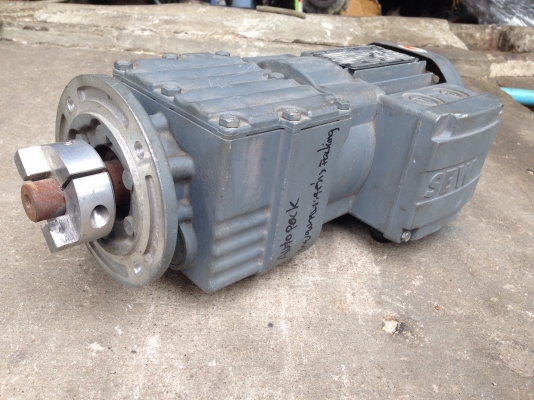 ขายมอเตอร์เกียร์ SEW eurodrive 1/4HP. 380V แบบหน้าแปลน อัตราทด 1:5.7 เพลาออก 229รอบต่อนาที สภาพสวยเดิมๆ หมุนนิ่ม พร้อมใช้งาน