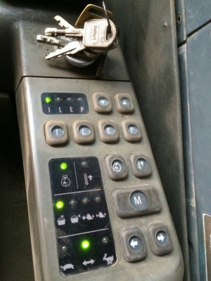 ขายรถแบคโฮ HITACHI EX200-5 ระบบไฟเต็ม เอกสารเล่มทะเบียน หัวกระแทกพร้อมบุ้งกี๋ ราคา 850000