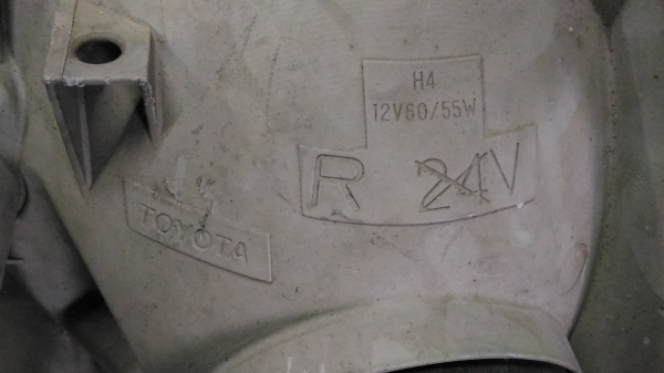 ไฟหน้ารถตู้โตโยต้าคอมมูเตอร์ปี07แท้ ข้างขวา 500บาทอยู่ดอนเมือง TEL0890671028 IDline0890671028