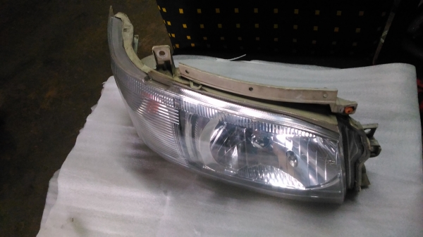 ไฟหน้ารถตู้โตโยต้าคอมมูเตอร์ปี07แท้ ข้างขวา 500บาทอยู่ดอนเมือง TEL0890671028 IDline0890671028