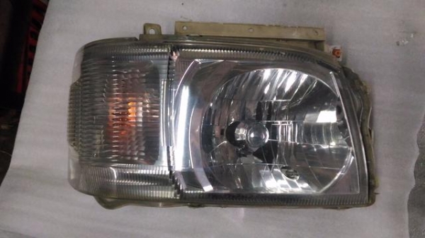 ไฟหน้ารถตู้โตโยต้าคอมมูเตอร์ปี07แท้ ข้างขวา 500บาทอยู่ดอนเมือง TEL0890671028 IDline0890671028